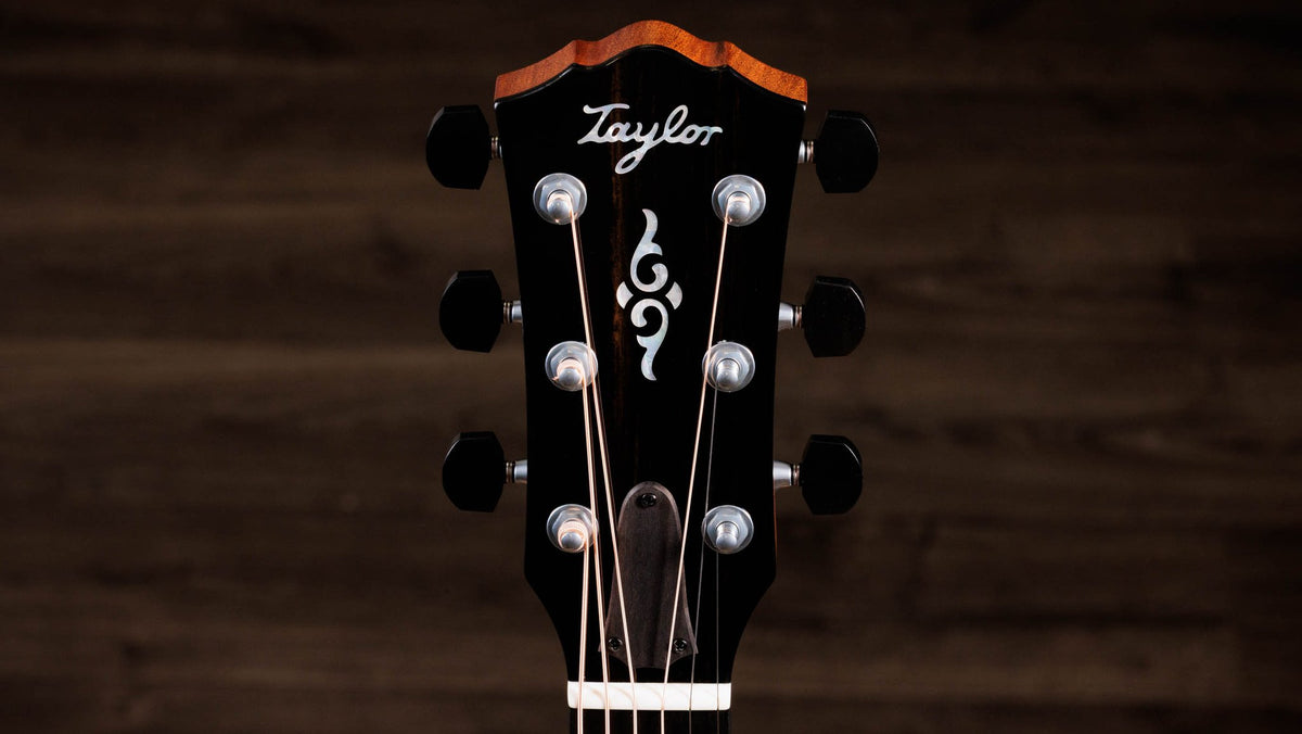 Đàn guitar acoustic điện Taylor Gold Label 817e mặt Natural – cận đầu đàn và logo Taylor