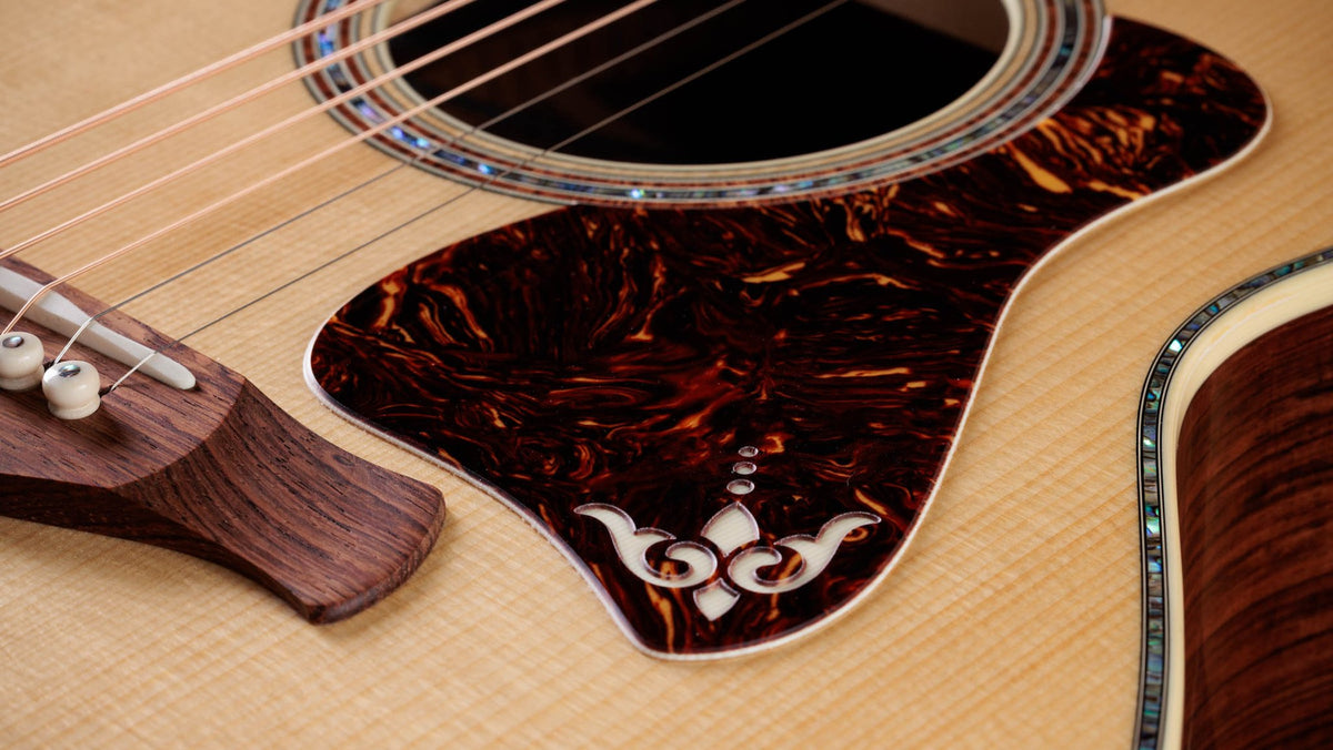 Đàn guitar acoustic điện Taylor Gold Label 914e mặt Natural – cận chi tiết hoàn thiện (góc 2)