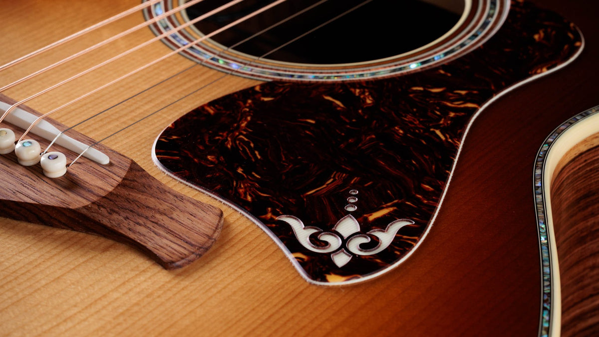 Đàn guitar acoustic điện Taylor Gold Label 914e mặt Teardrop Sunburst – cận chi tiết hoàn thiện (góc 2)