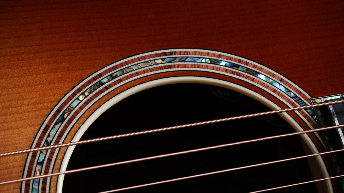 Đàn guitar acoustic điện Taylor Gold Label 914e mặt Teardrop Sunburst – cận hoa văn viền lỗ thoát âm (rosette)