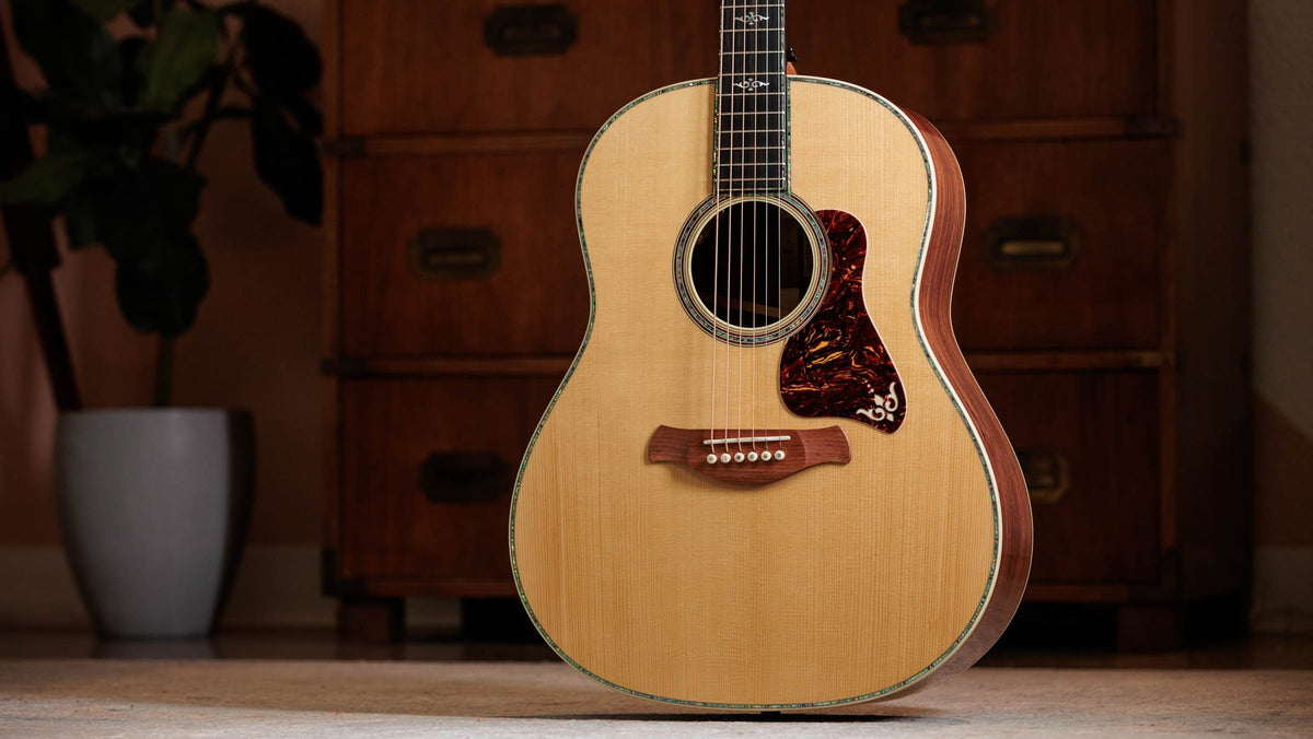 Đàn guitar acoustic điện Taylor Gold Label 917e mặt Natural – ảnh chính hãng chụp nằm ngang
