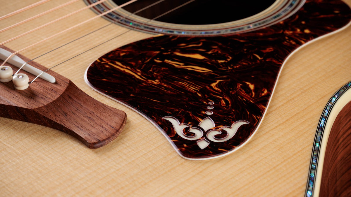 Đàn guitar acoustic điện Taylor Gold Label 917e mặt Natural – cận chi tiết hoàn thiện (góc 2)