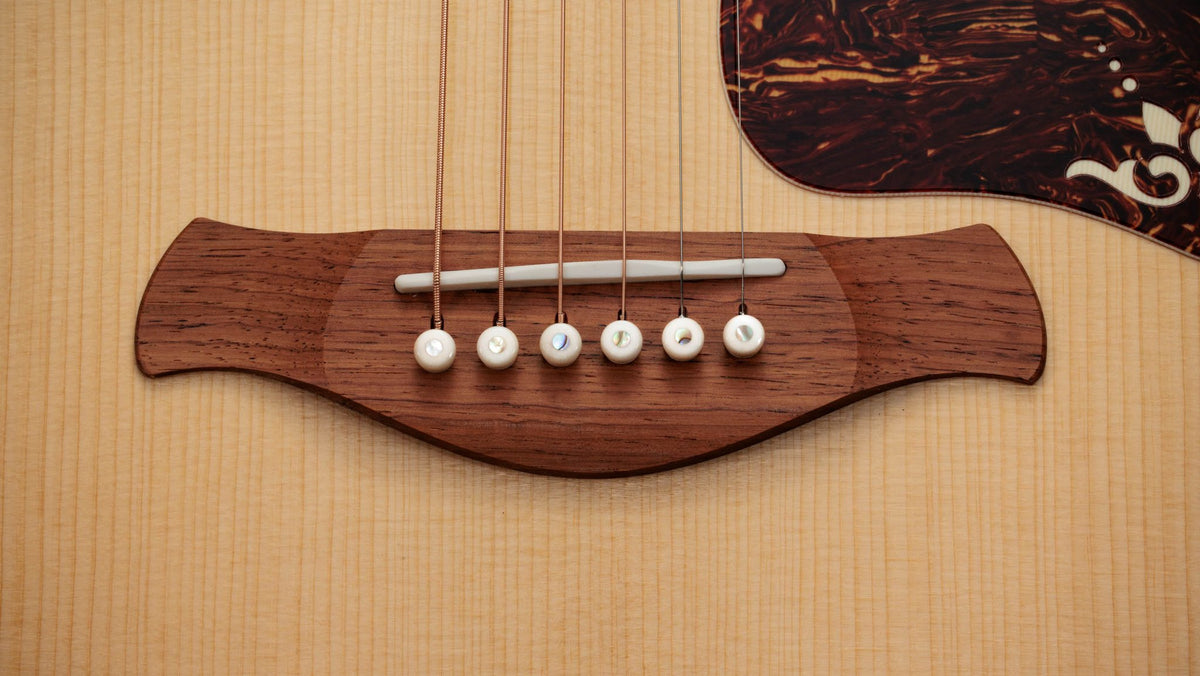 Đàn guitar acoustic điện Taylor Gold Label 917e mặt Natural – cận lỗ thoát âm và ngựa đàn