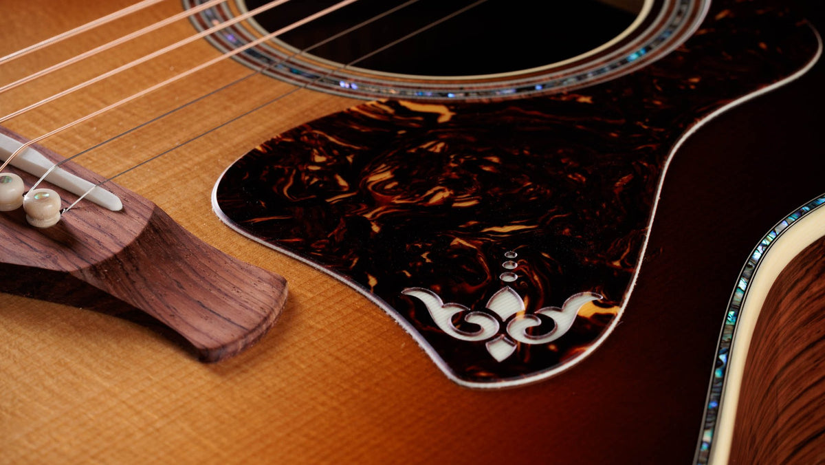 Đàn guitar acoustic điện Taylor Gold Label 917e mặt Teardrop Sunburst – cận chi tiết hoàn thiện (góc 2)