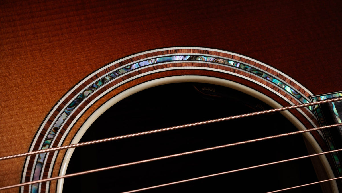 Đàn guitar acoustic điện Taylor Gold Label 917e mặt Teardrop Sunburst – cận hoa văn viền lỗ thoát âm (rosette)