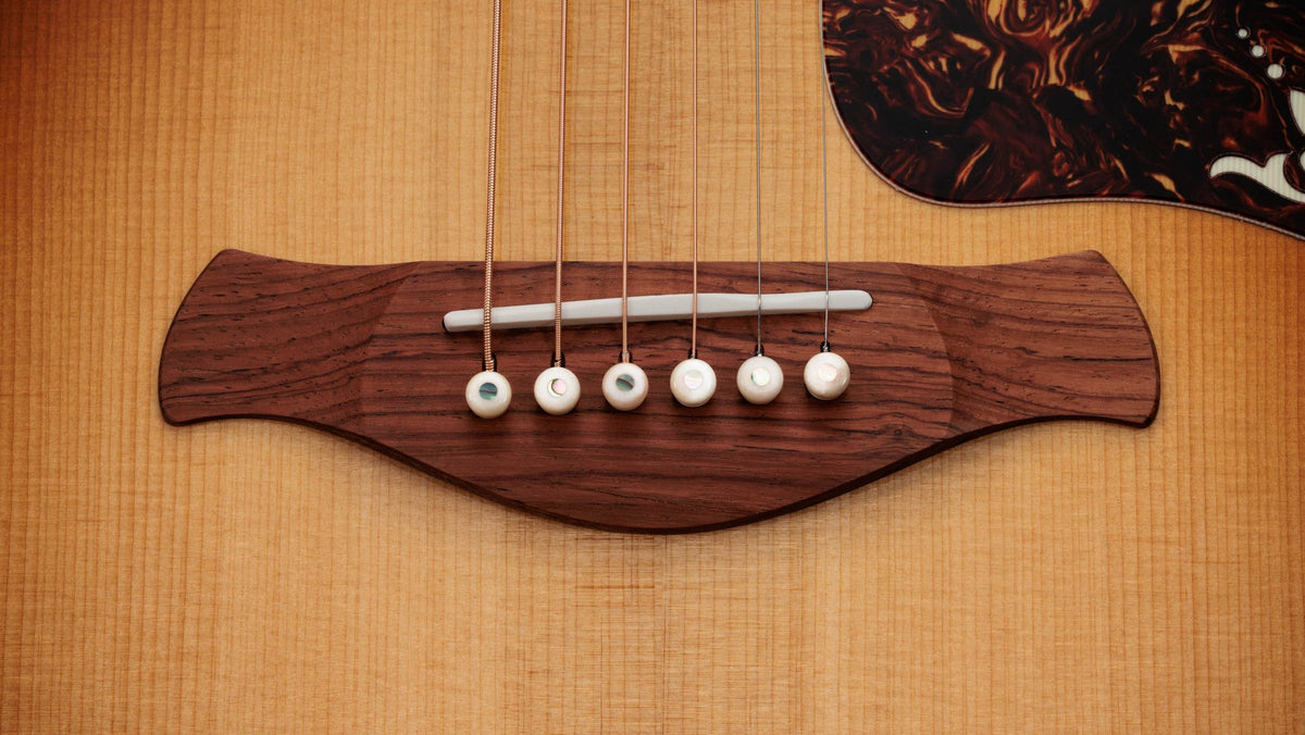 Đàn guitar acoustic điện Taylor Gold Label 917e mặt Teardrop Sunburst – cận lỗ thoát âm và ngựa đàn