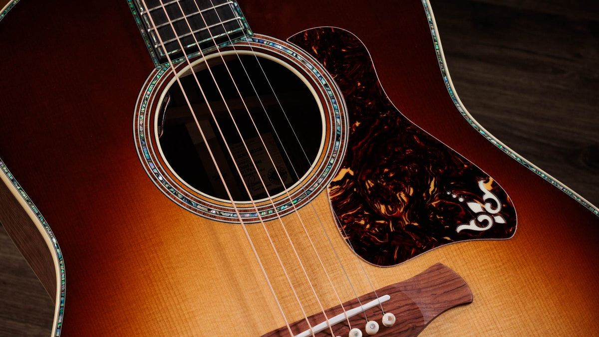 Đàn guitar acoustic điện Taylor Gold Label 917e mặt Teardrop Sunburst – cận thùng đàn mặt trước (góc 2)
