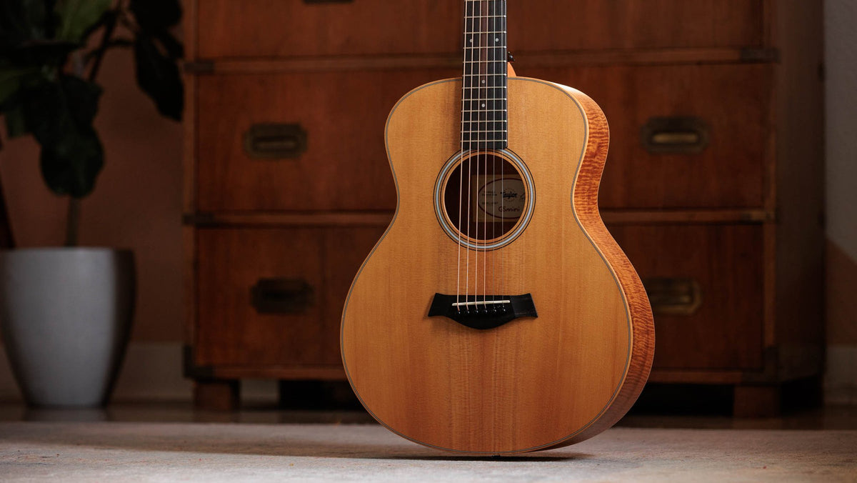 Đàn guitar acoustic điện Taylor GS Mini-e LTD Figured Koa màu Natural – ảnh chính hãng chụp nằm ngang