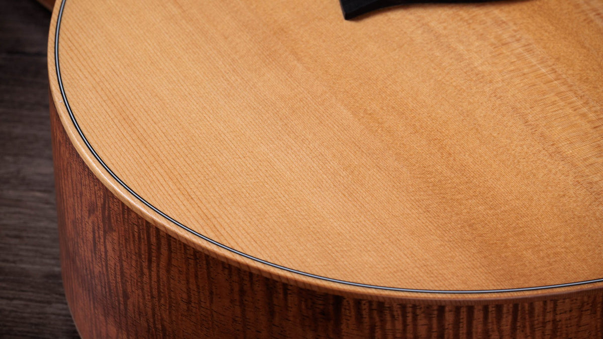 Đàn guitar acoustic điện Taylor GS Mini-e LTD Figured Koa màu Natural – cận chi tiết hoàn thiện (góc 2)