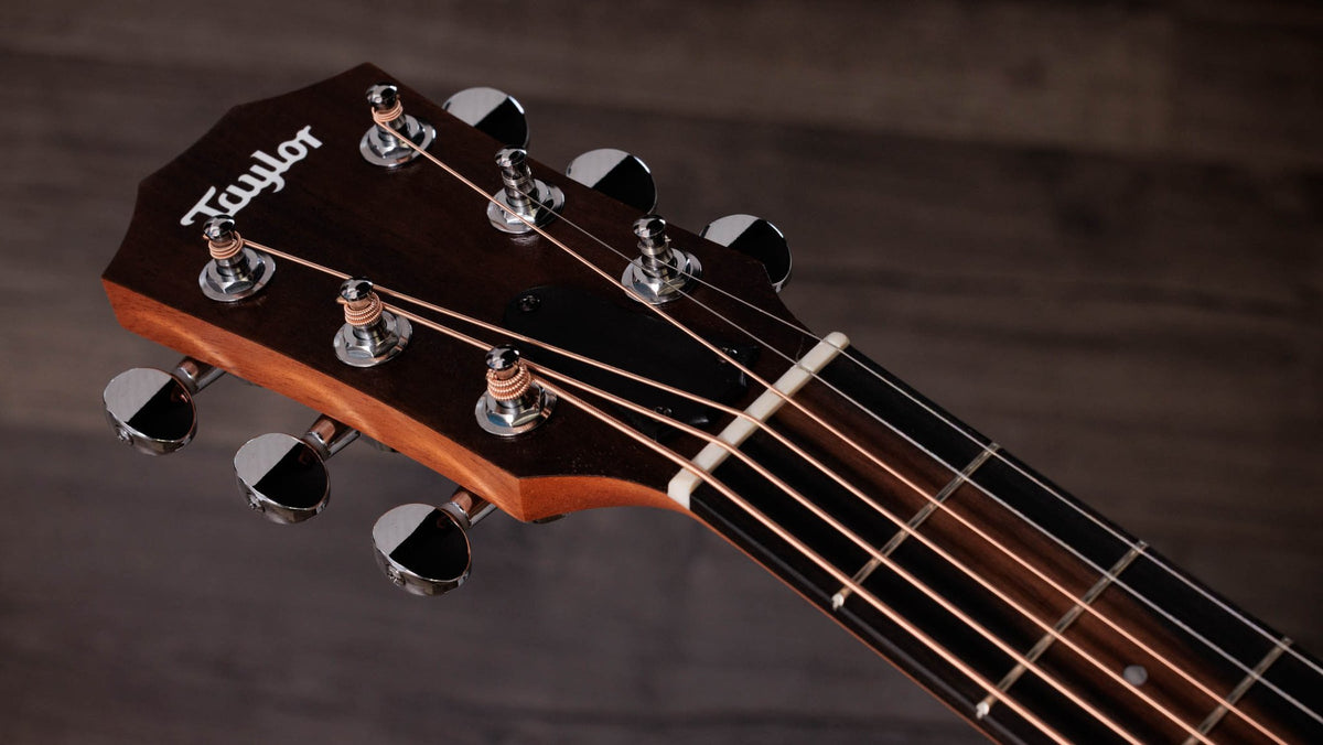 Đàn guitar acoustic điện Taylor GS Mini-e LTD Figured Koa màu Natural – cận đầu đàn và logo Taylor