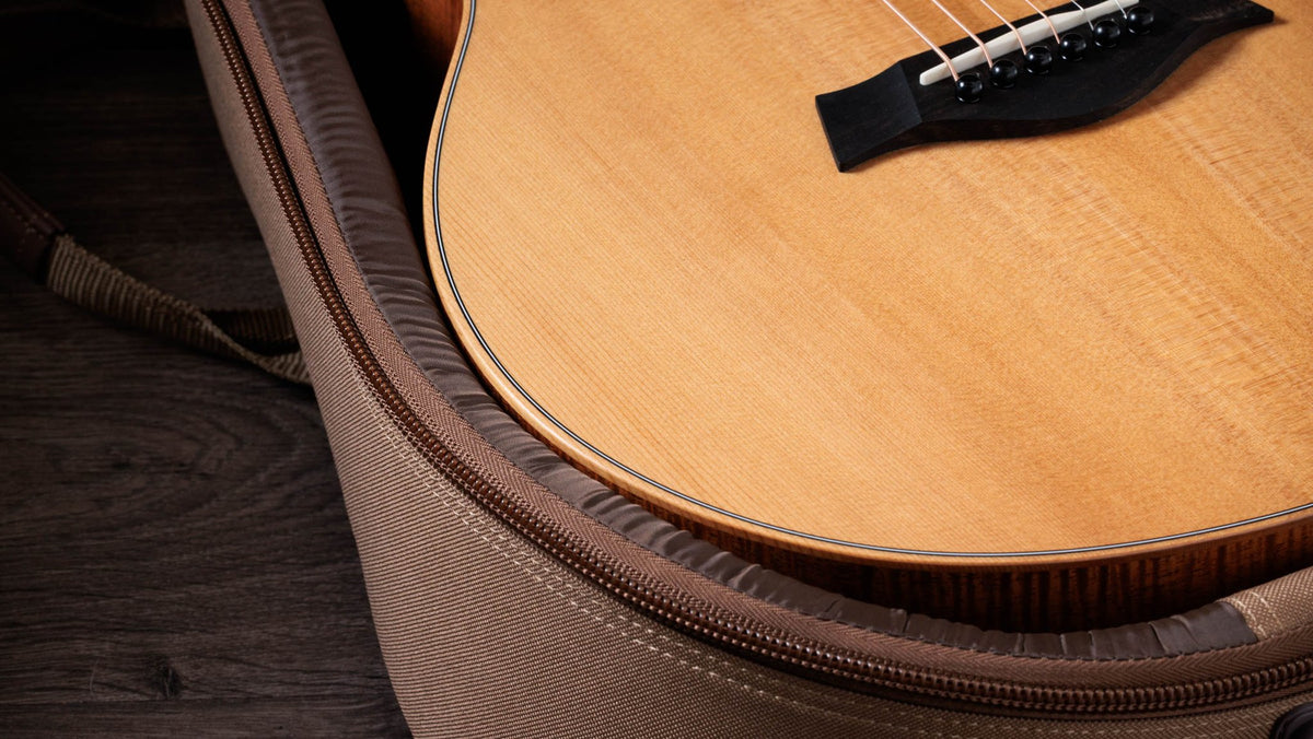 Đàn guitar acoustic điện Taylor GS Mini-e LTD Figured Koa màu Natural – cận lỗ thoát âm và ngựa đàn