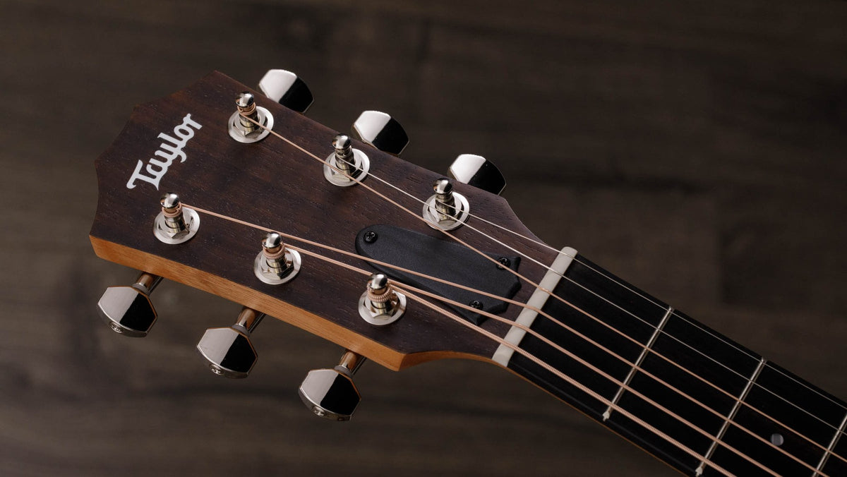 Đàn guitar acoustic điện Taylor GS Mini-e Rosewood Plus màu Natural – cận đầu đàn và logo Taylor
