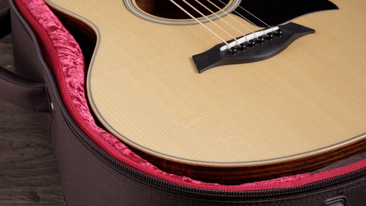 Đàn guitar acoustic điện Taylor GS Mini-e Rosewood Plus màu Natural – cận lỗ thoát âm và ngựa đàn