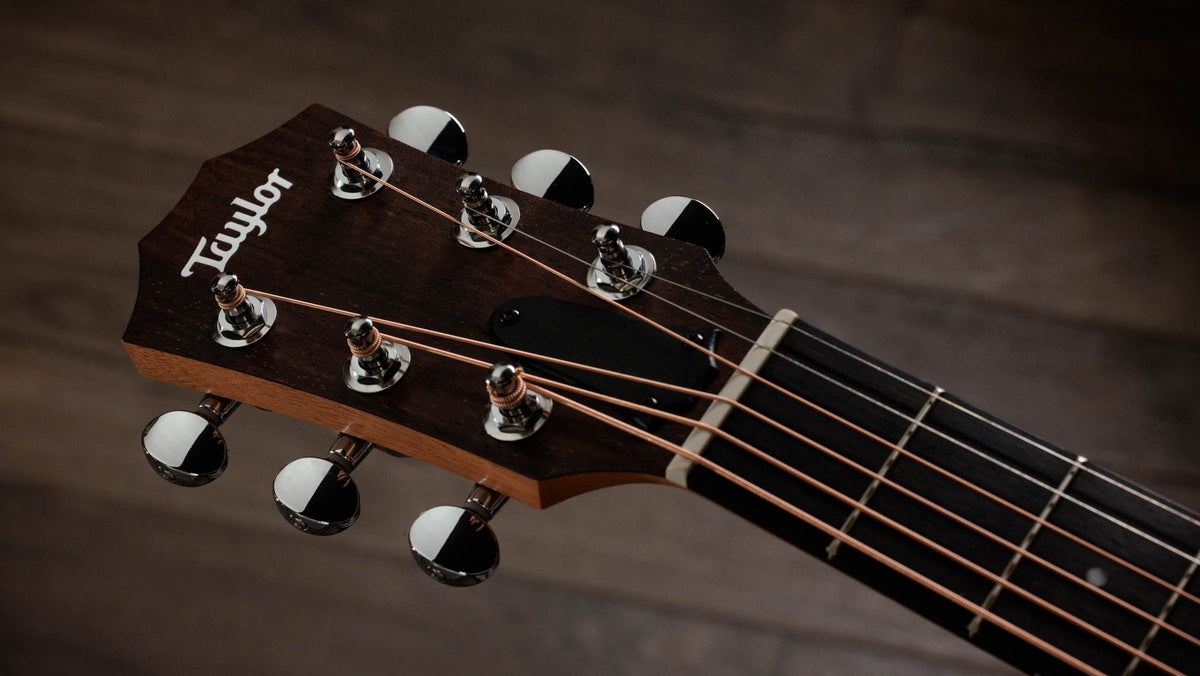 Đàn guitar acoustic điện Taylor GS Mini-e Special Edition màu Blue Burst – cận đầu đàn và logo Taylor