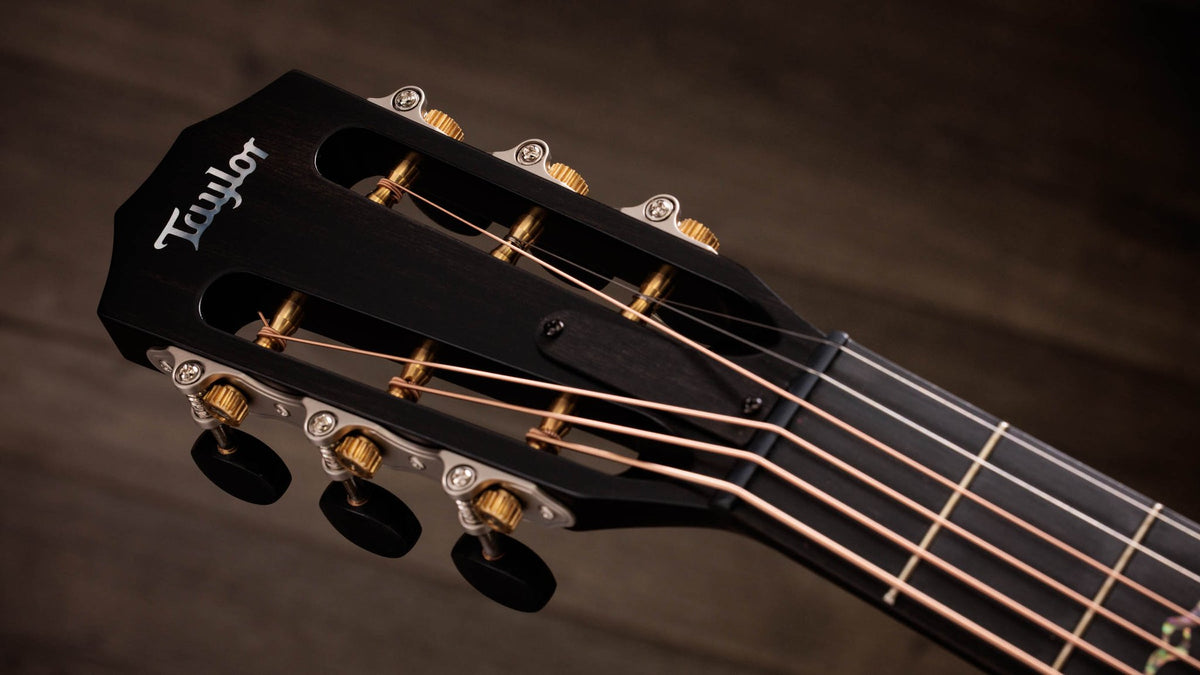 Đàn guitar acoustic điện Taylor K22ce 12-Fret Special Edition – cận đầu đàn và logo Taylor