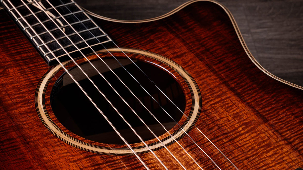 Đàn guitar acoustic điện Taylor K24ce – cận lỗ thoát âm và ngựa đàn