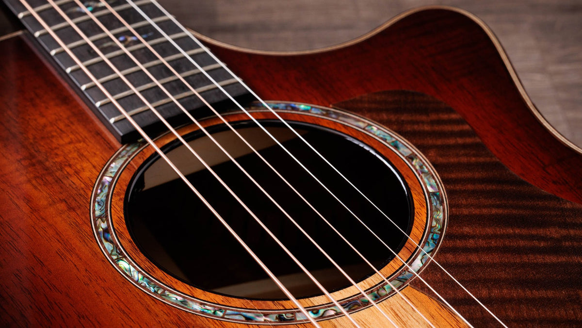 Đàn guitar acoustic điện Taylor K24ce Special Edition – cận lỗ thoát âm và ngựa đàn