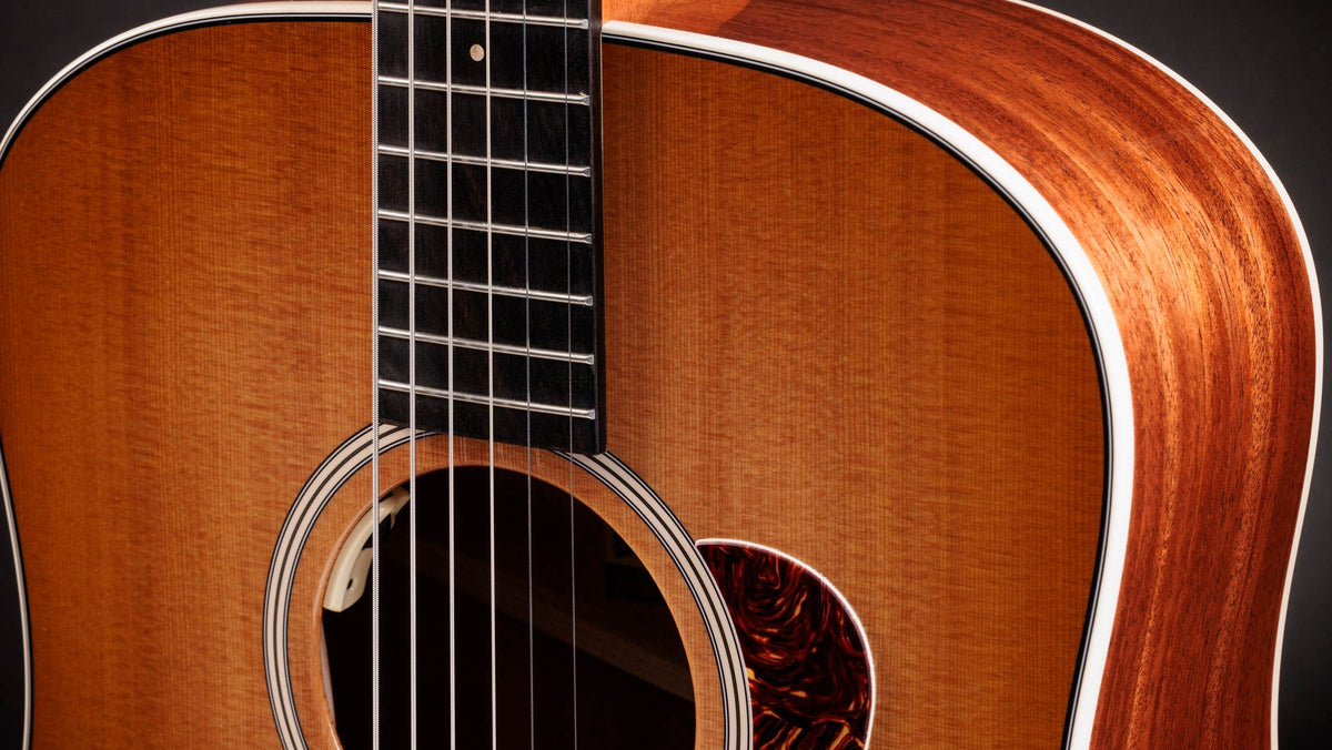 Đàn guitar acoustic điện Taylor Trey Hensley Gold Label 510e màu Antique Blond – cận lỗ thoát âm và ngựa đàn