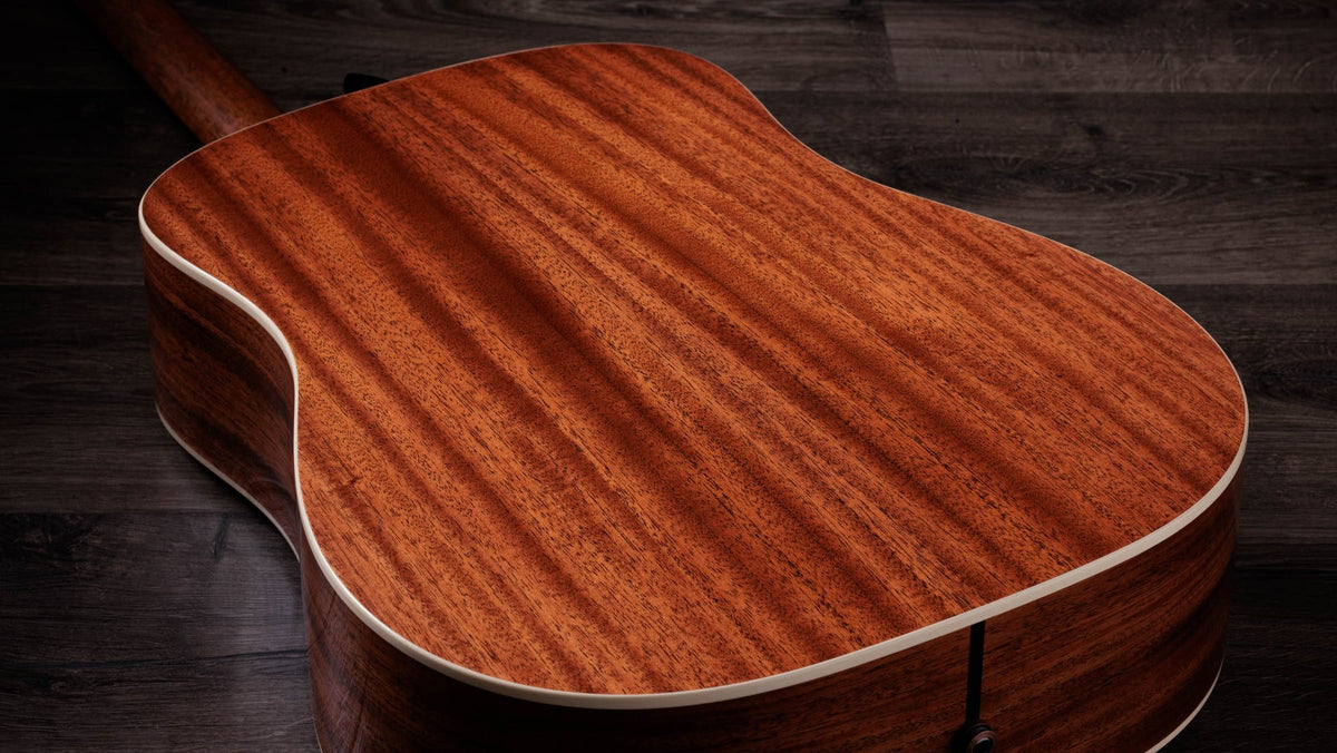Đàn guitar acoustic điện Taylor Trey Hensley Gold Label 510e màu Antique Blond – thùng đàn chụp nghiêng
