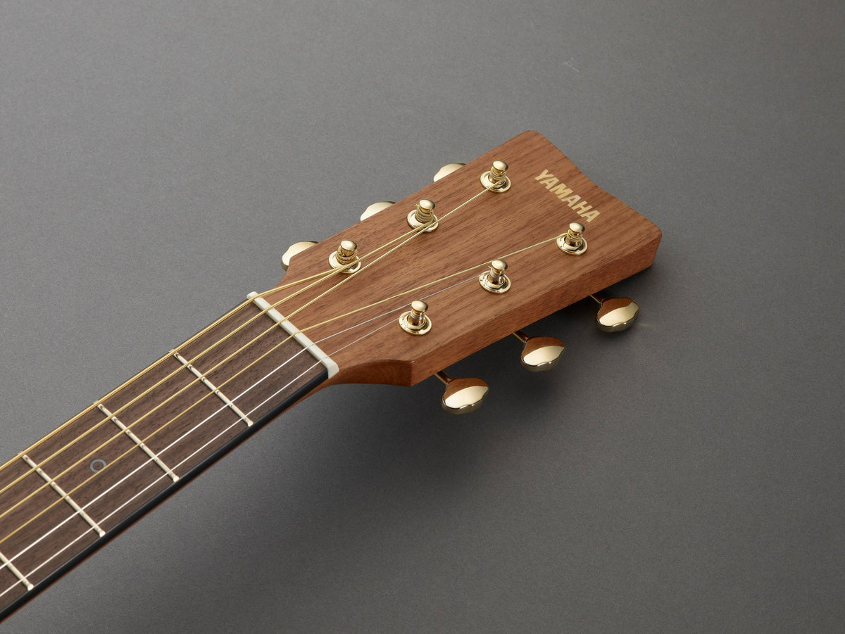Đàn guitar acoustic điện Yamaha STORIA II màu Natural – cận đầu đàn và logo Yamaha