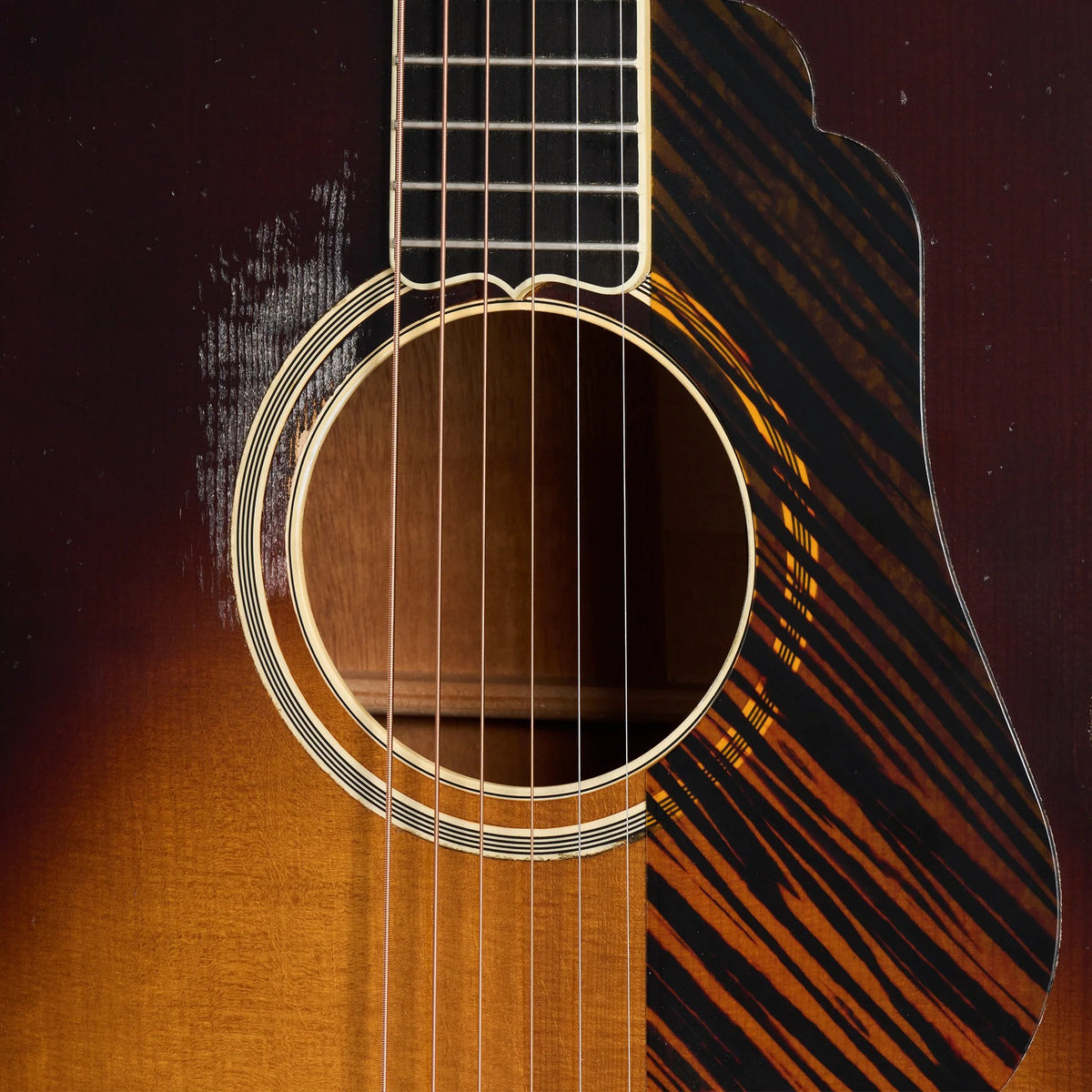 Đàn guitar acoustic Gibson 1939 SJ-100 màu Heavy Aged Faded Vintage Sunburst – cận hoa văn viền lỗ thoát âm (rosette)