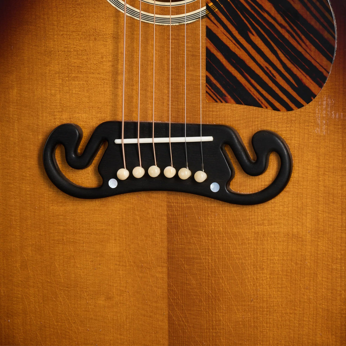 Đàn guitar acoustic Gibson 1939 SJ-100 màu Heavy Aged Faded Vintage Sunburst – cận lỗ thoát âm và ngựa đàn