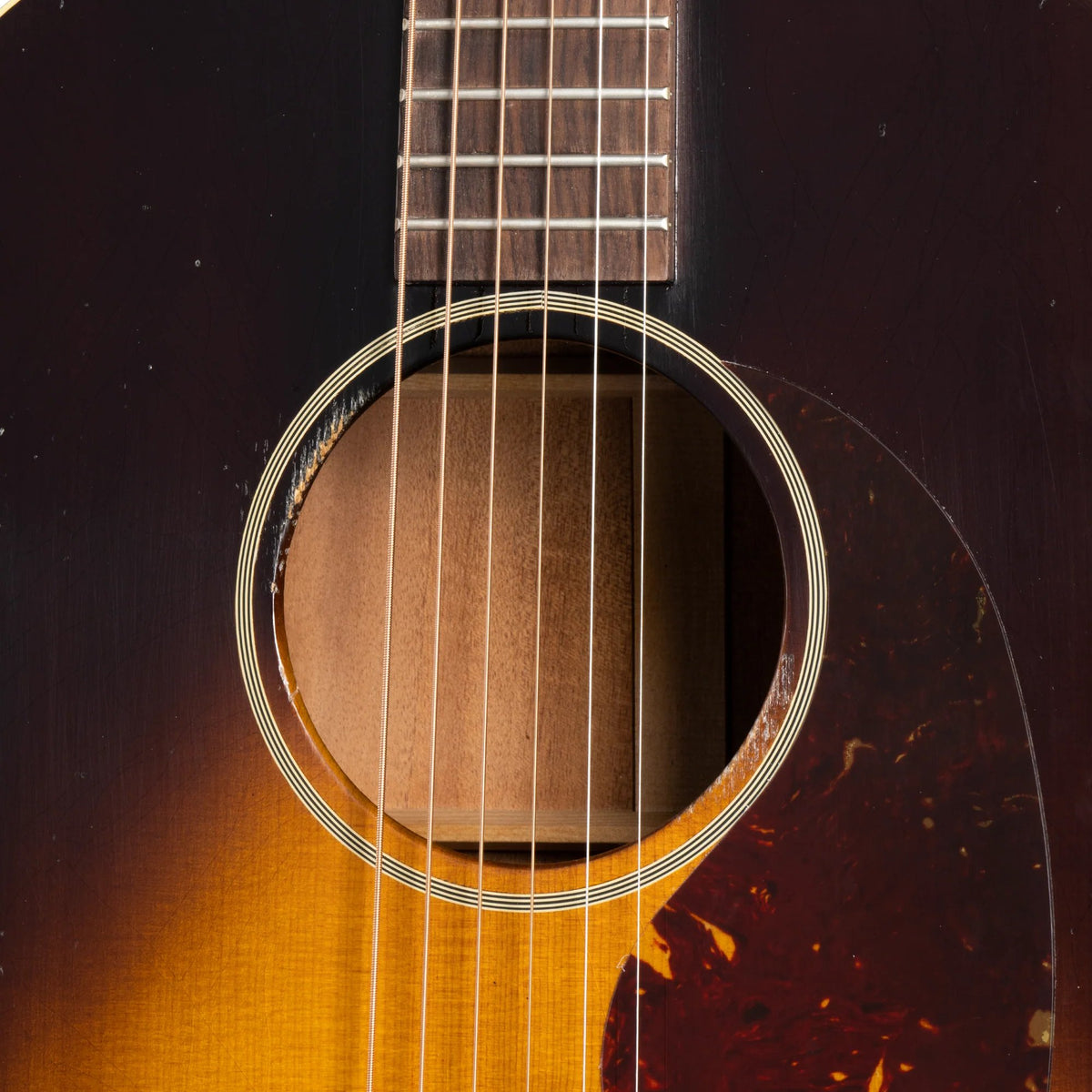 Đàn guitar acoustic Gibson 1942 Banner J-45 Reissue màu Light Aged Vintage Sunburst – cận hoa văn viền lỗ thoát âm (rosette)