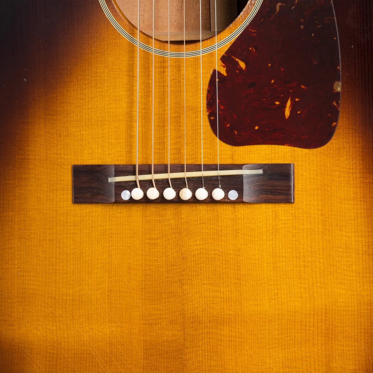 Đàn guitar acoustic Gibson 1942 Banner J-45 Reissue màu Light Aged Vintage Sunburst – cận lỗ thoát âm và ngựa đàn