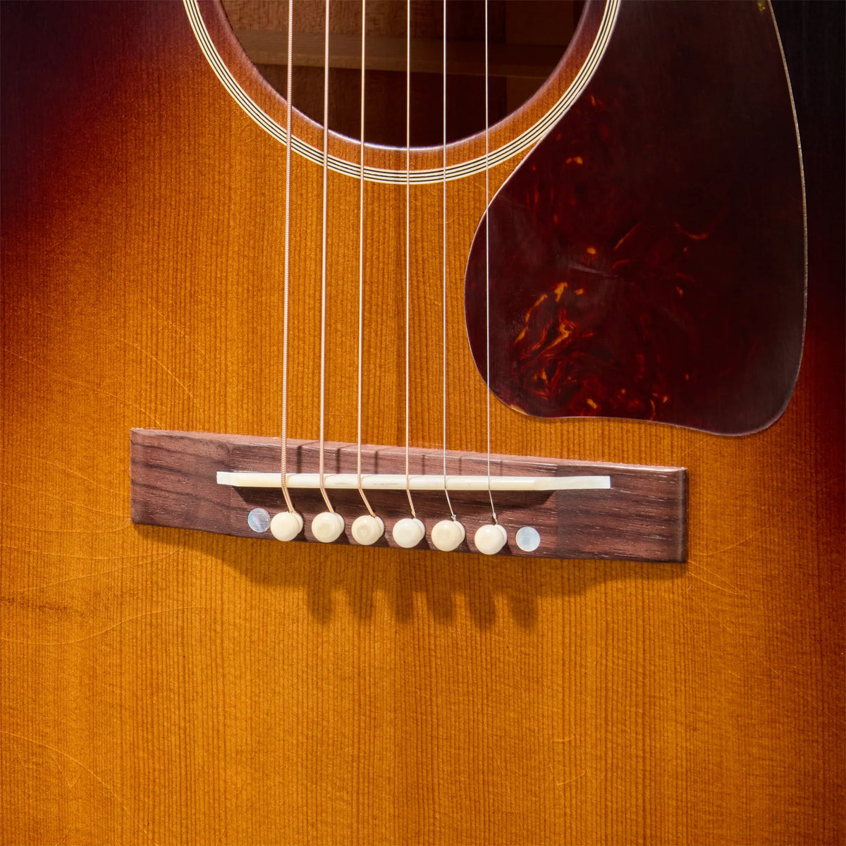 Đàn guitar acoustic Gibson 1942 Banner J-45 Reissue màu Ultra Light Aged Vintage Sunburst – cận lỗ thoát âm và ngựa đàn (góc 2)