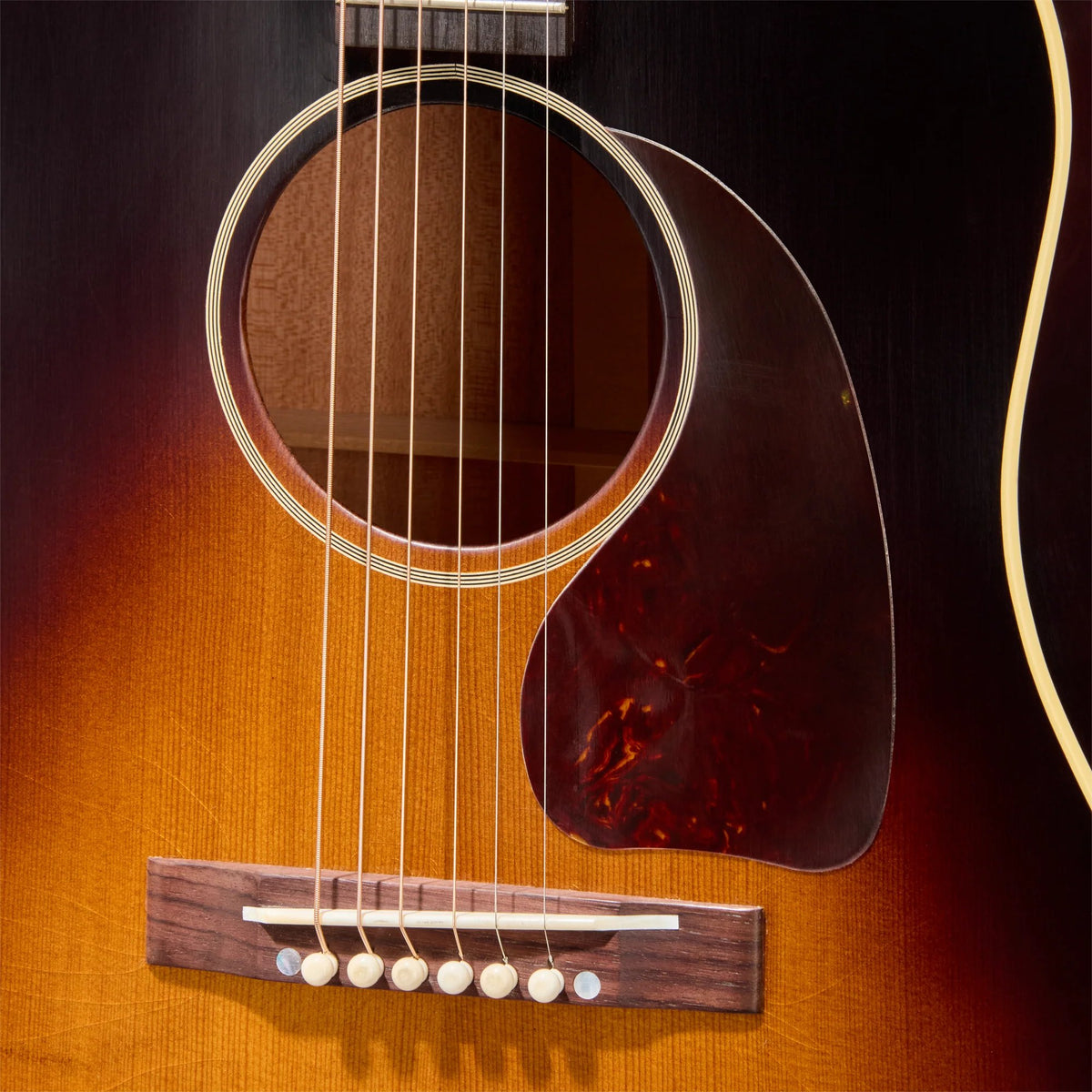 Đàn guitar acoustic Gibson 1942 Banner J-45 Reissue màu Ultra Light Aged Vintage Sunburst – cận chi tiết hoàn thiện
