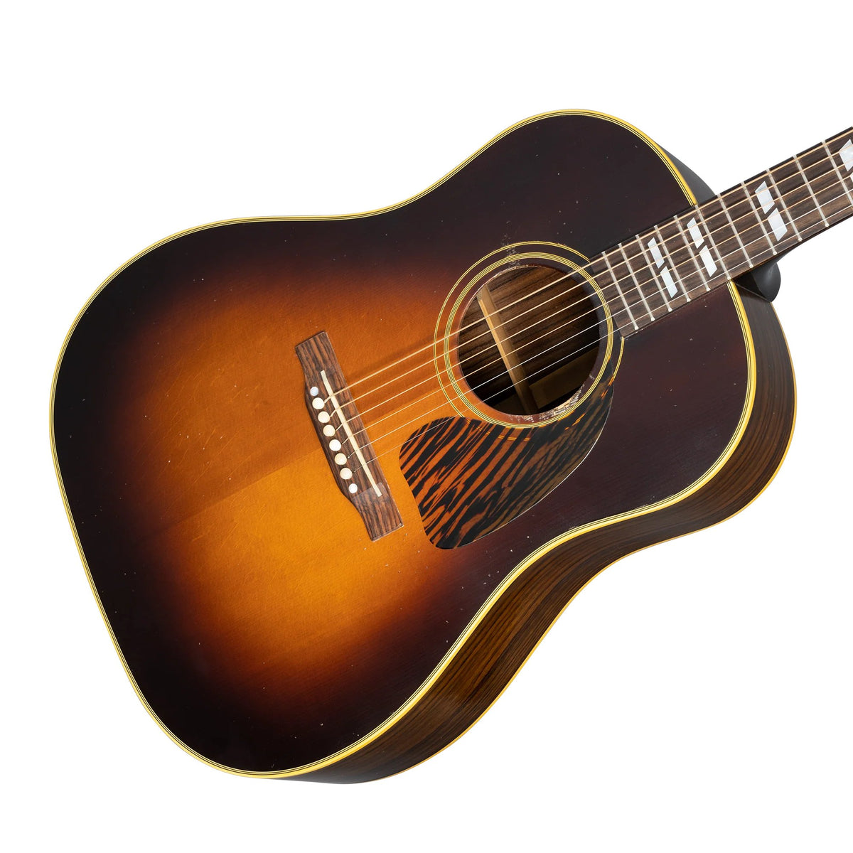 Đàn guitar acoustic Gibson 1942 Banner Southern Jumbo Reissue màu Light Aged Vintage Sunburst – góc nghiêng 3/4 toàn thân