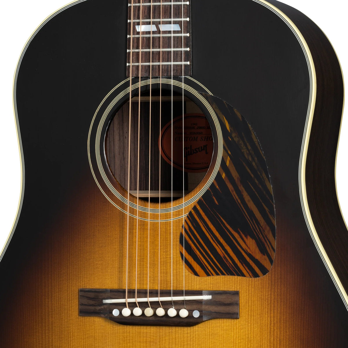 Đàn guitar acoustic Gibson 1942 Banner Southern Jumbo Reissue màu Vintage Sunburst – cận lỗ thoát âm và ngựa đàn