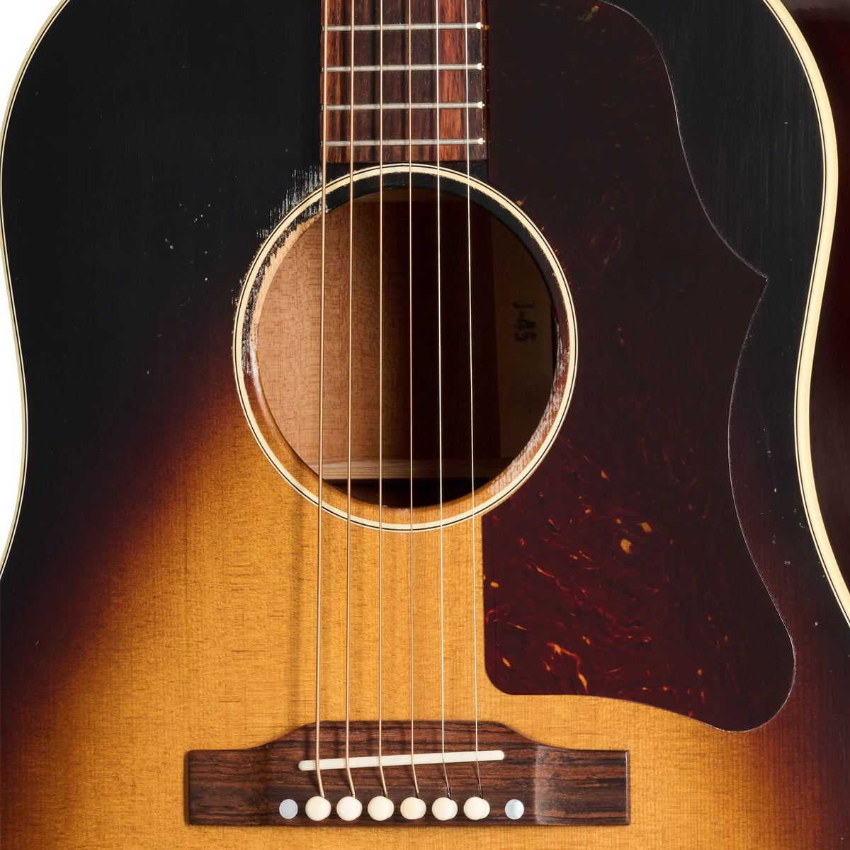 Đàn guitar acoustic Gibson 1955 J-45 màu Light Aged Vintage Sunburst – cận hoa văn viền lỗ thoát âm (rosette)