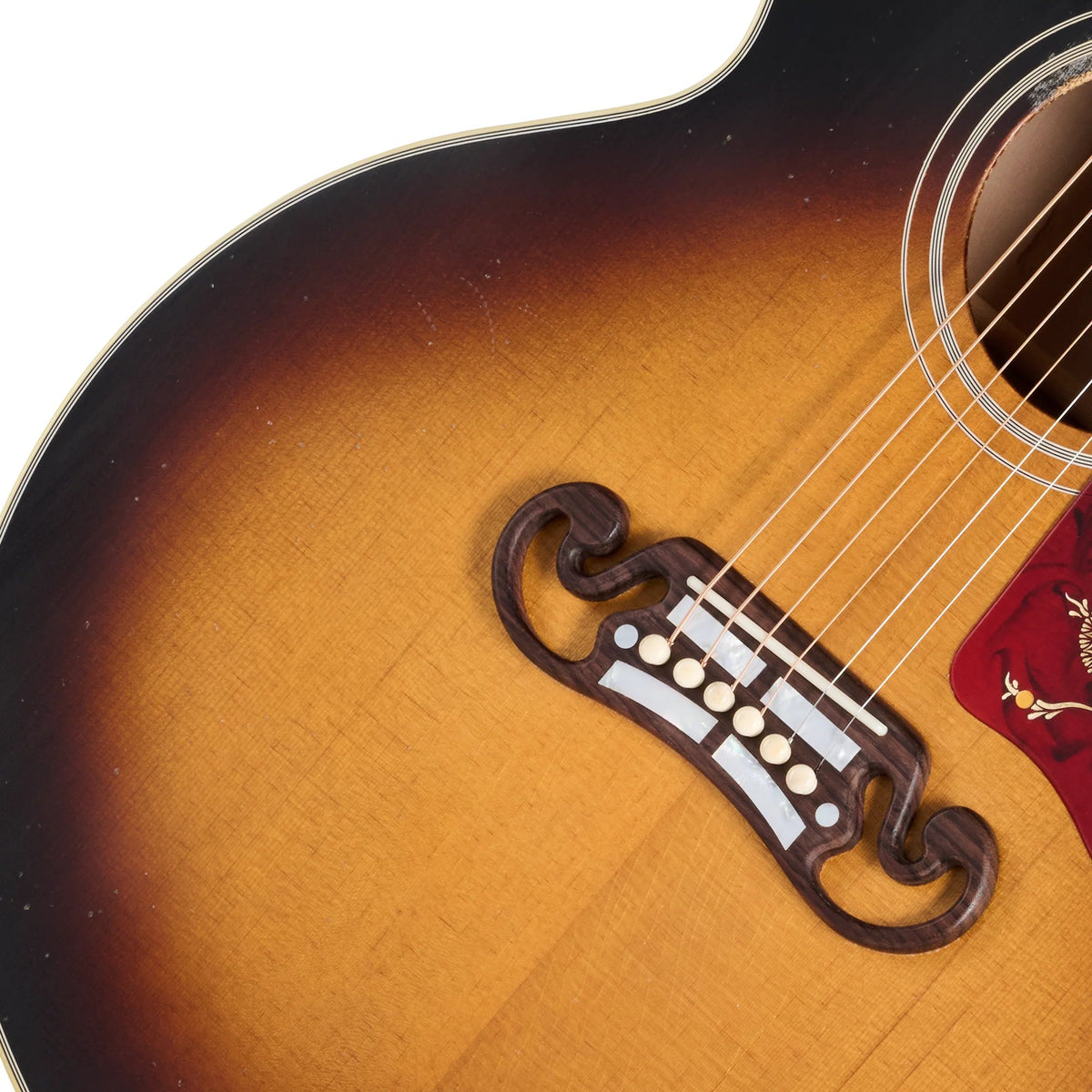 Đàn guitar acoustic Gibson 1957 SJ-200 màu Light Aged Vintage Sunburst – cận lỗ thoát âm và ngựa đàn