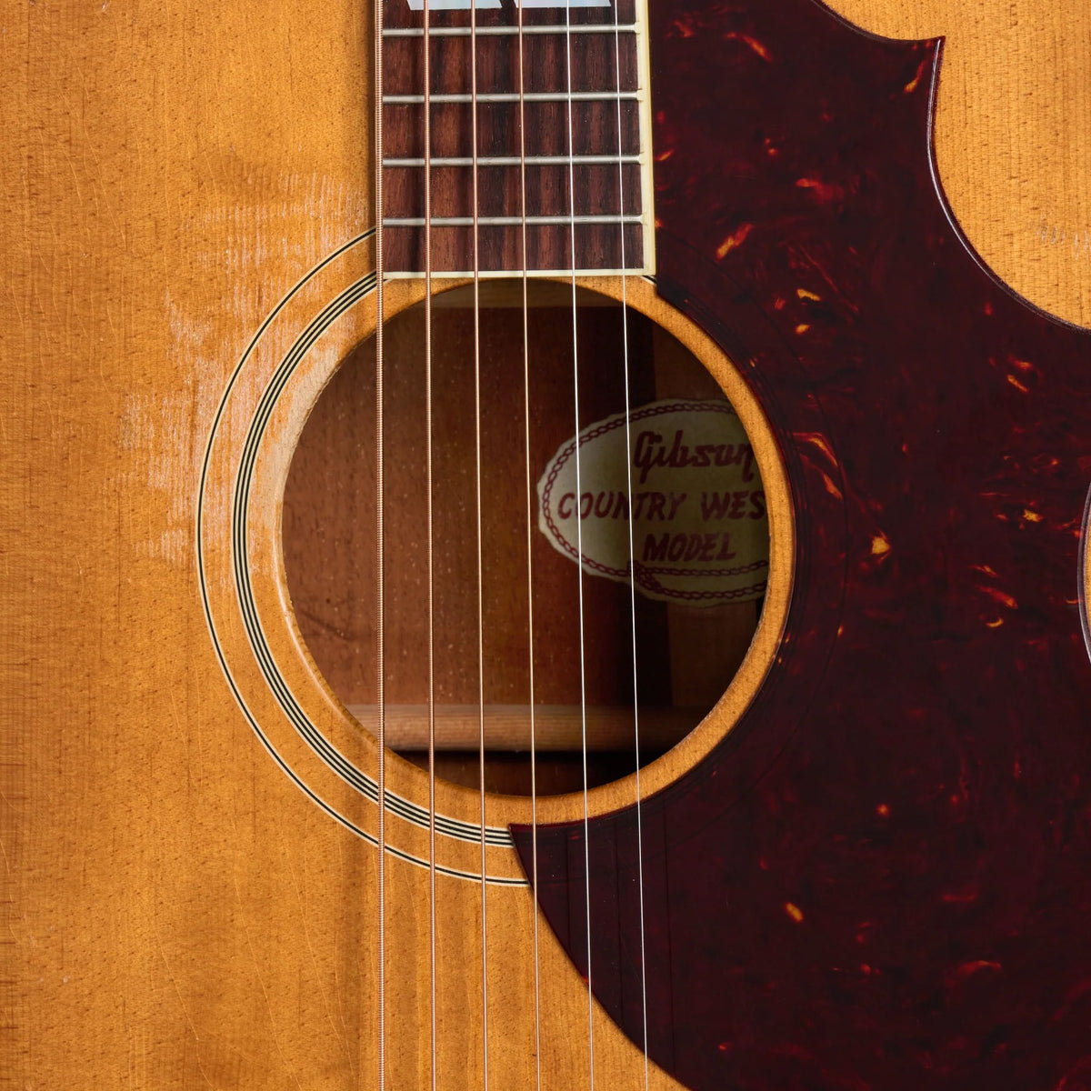 Đàn guitar acoustic Gibson 1963 Country Western màu Heavy Aged Smoked Natural – cận hoa văn viền lỗ thoát âm (rosette)
