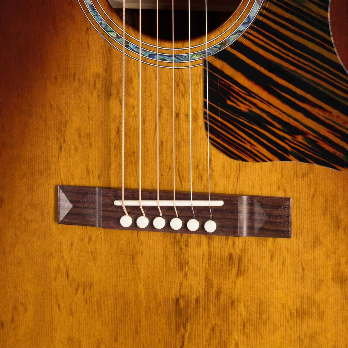 Đàn guitar acoustic Gibson Advanced Jumbo Anniversary Limited Edition màu Cremona Burst – cận lỗ thoát âm và ngựa đàn (góc 2)