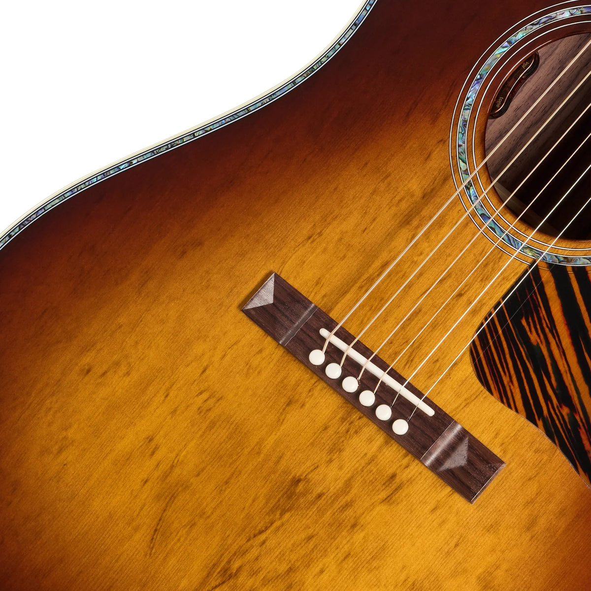 Đàn guitar acoustic Gibson Advanced Jumbo Anniversary Limited Edition màu Cremona Burst – cận lỗ thoát âm và ngựa đàn