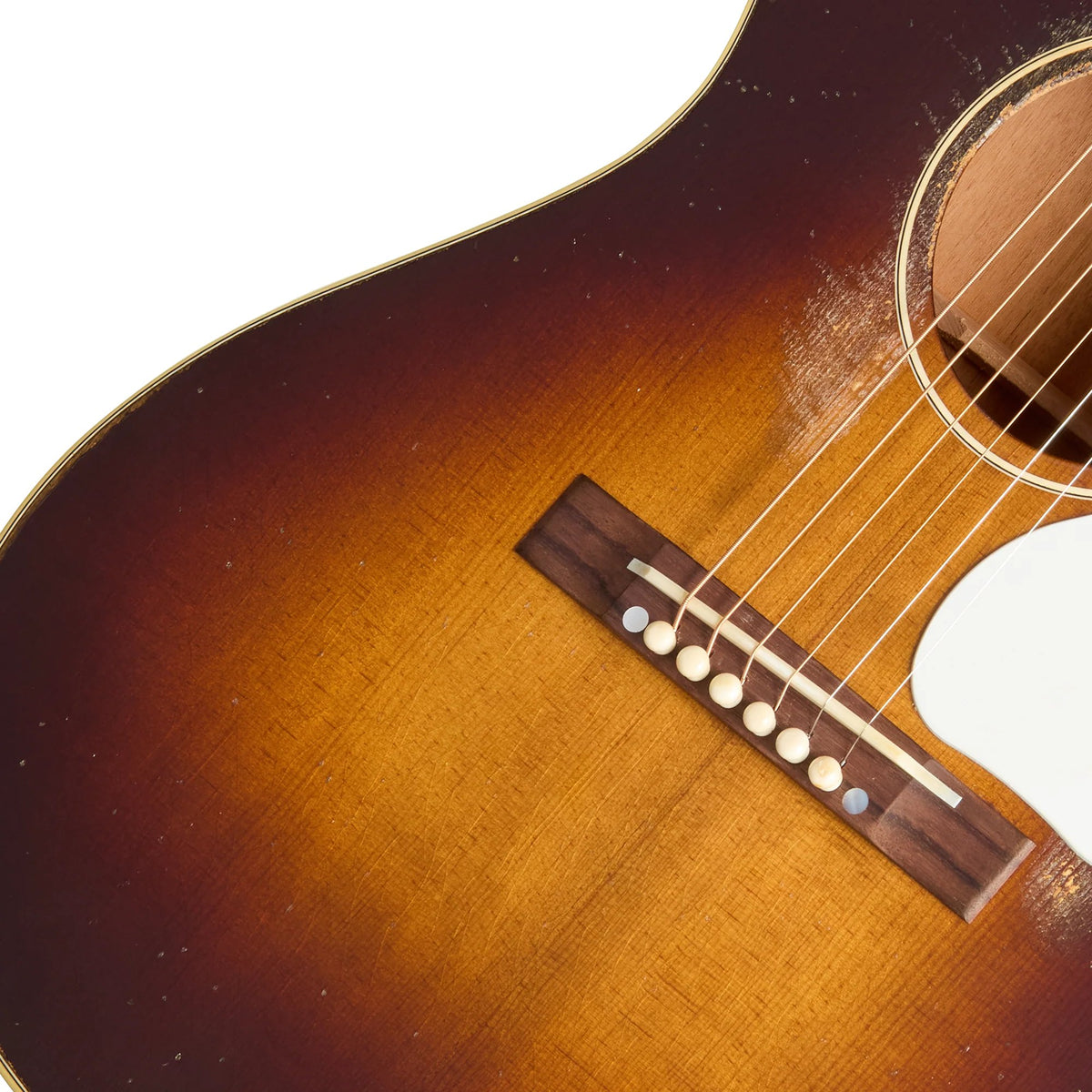 Đàn guitar acoustic Gibson Custom 1942 Banner LG-2 màu Heavy Aged Dark Tobacco Burst – cận lỗ thoát âm và ngựa đàn