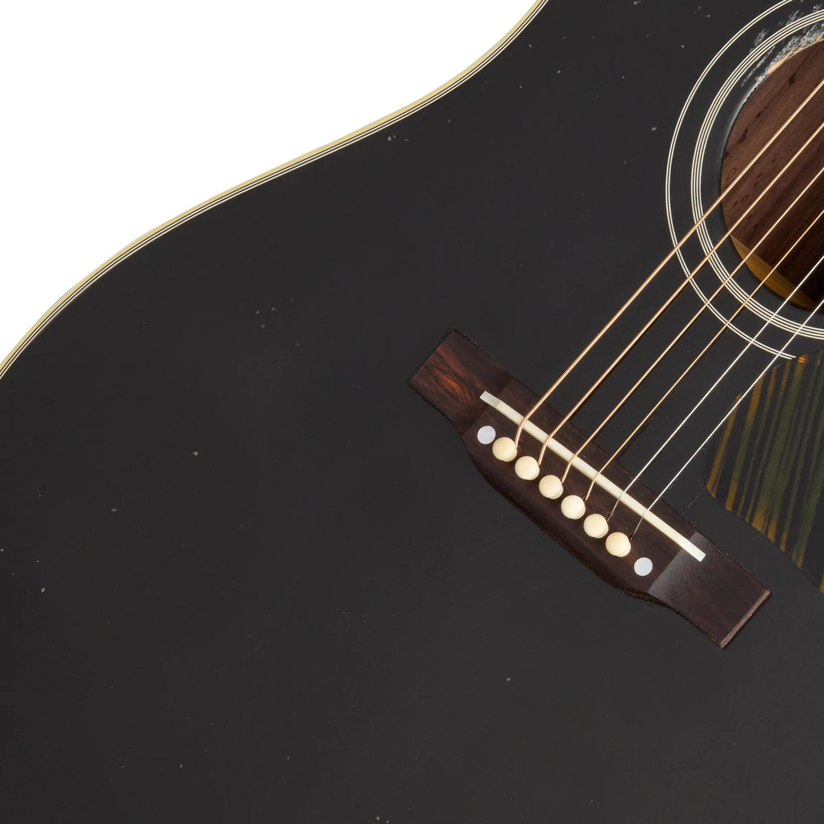 Đàn guitar acoustic Gibson Custom 1942 Banner Southern Jumbo Ebony Top màu Light Aged Ebony Top – cận lỗ thoát âm và ngựa đàn