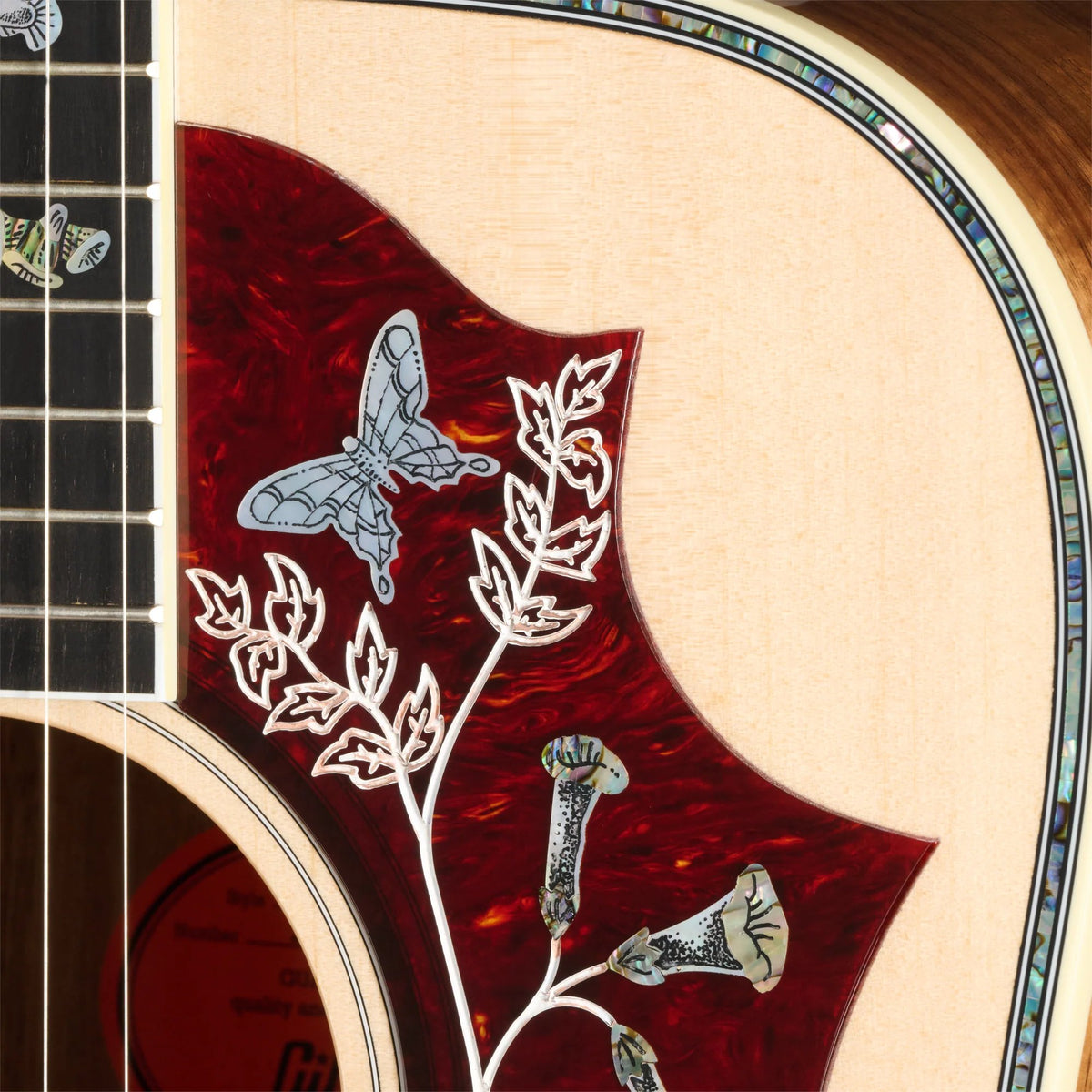 Đàn guitar acoustic Gibson Custom Hummingbird Custom Koa màu Antique Natural – cận chi tiết hoàn thiện (góc 2)