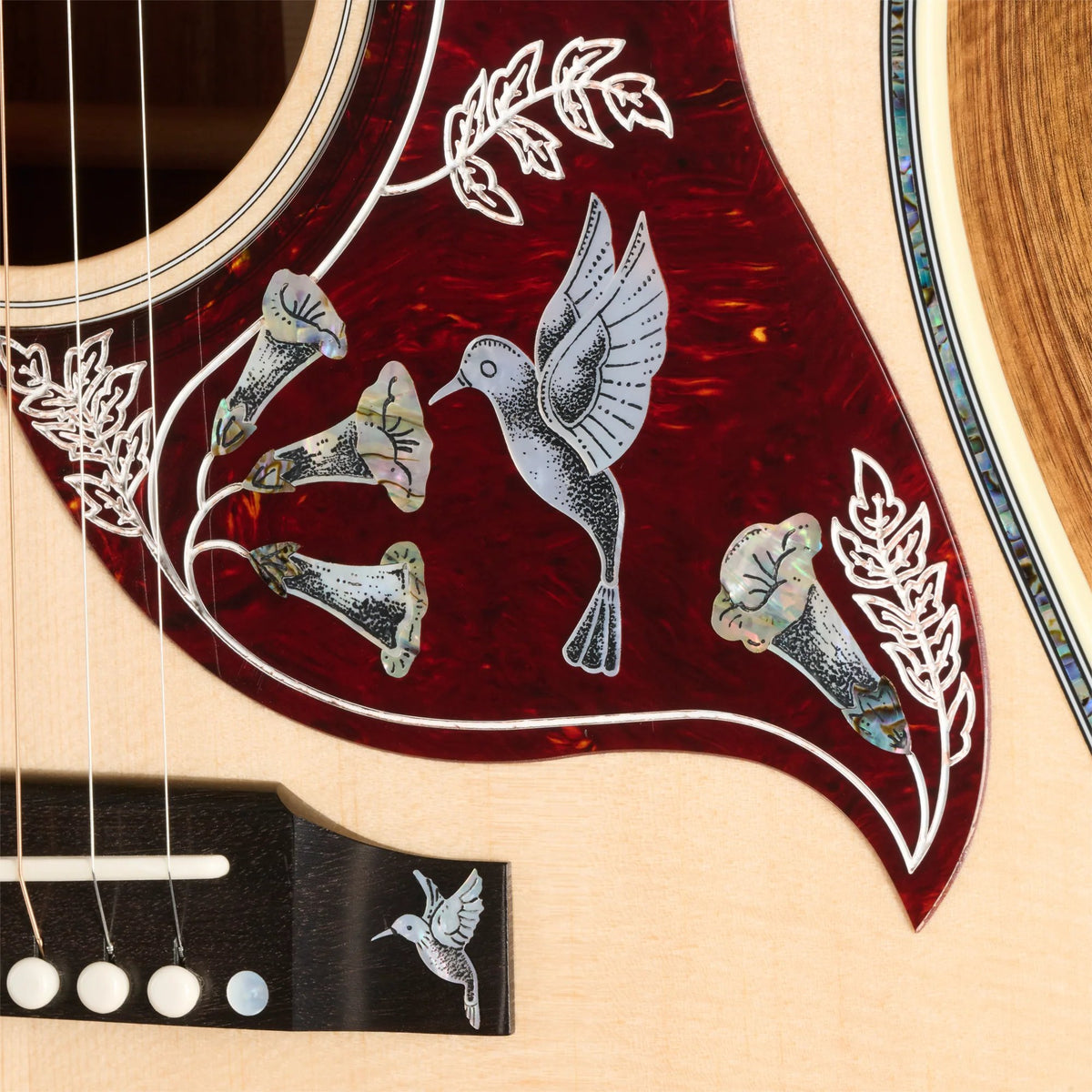 Đàn guitar acoustic Gibson Custom Hummingbird Custom Koa màu Antique Natural – cận chi tiết hoàn thiện (góc 3)