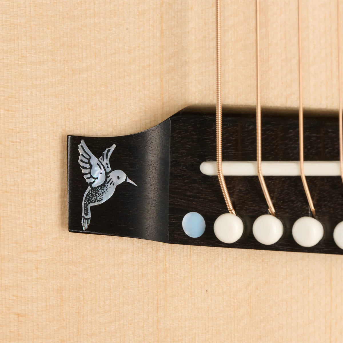 Đàn guitar acoustic Gibson Custom Hummingbird Custom Koa màu Antique Natural – cận lỗ thoát âm và ngựa đàn (góc 2)