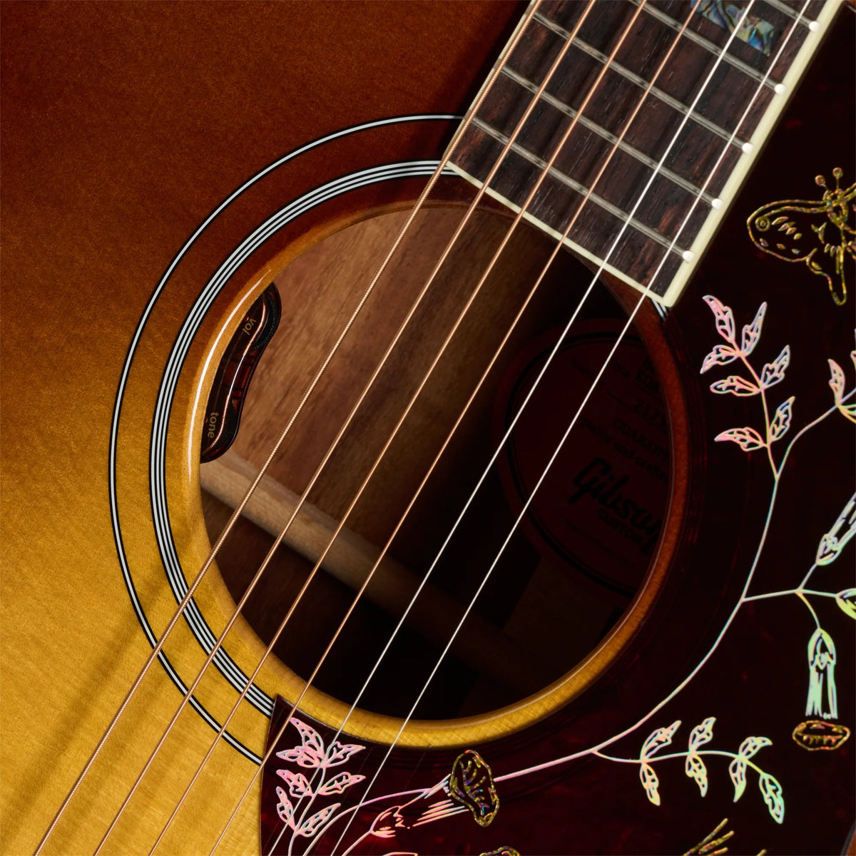 Đàn guitar acoustic Gibson Custom Hummingbird Elegant Koa màu Honey Burst – cận hoa văn viền lỗ thoát âm (rosette) (góc 2)