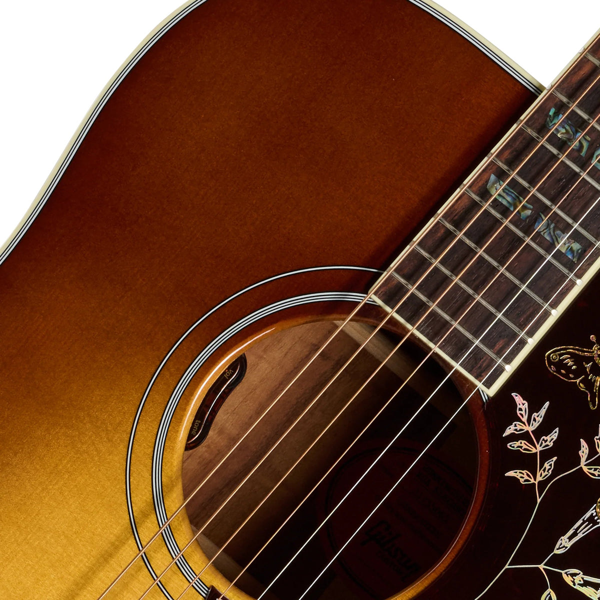 Đàn guitar acoustic Gibson Custom Hummingbird Elegant Koa màu Honey Burst – cận hoa văn viền lỗ thoát âm (rosette)