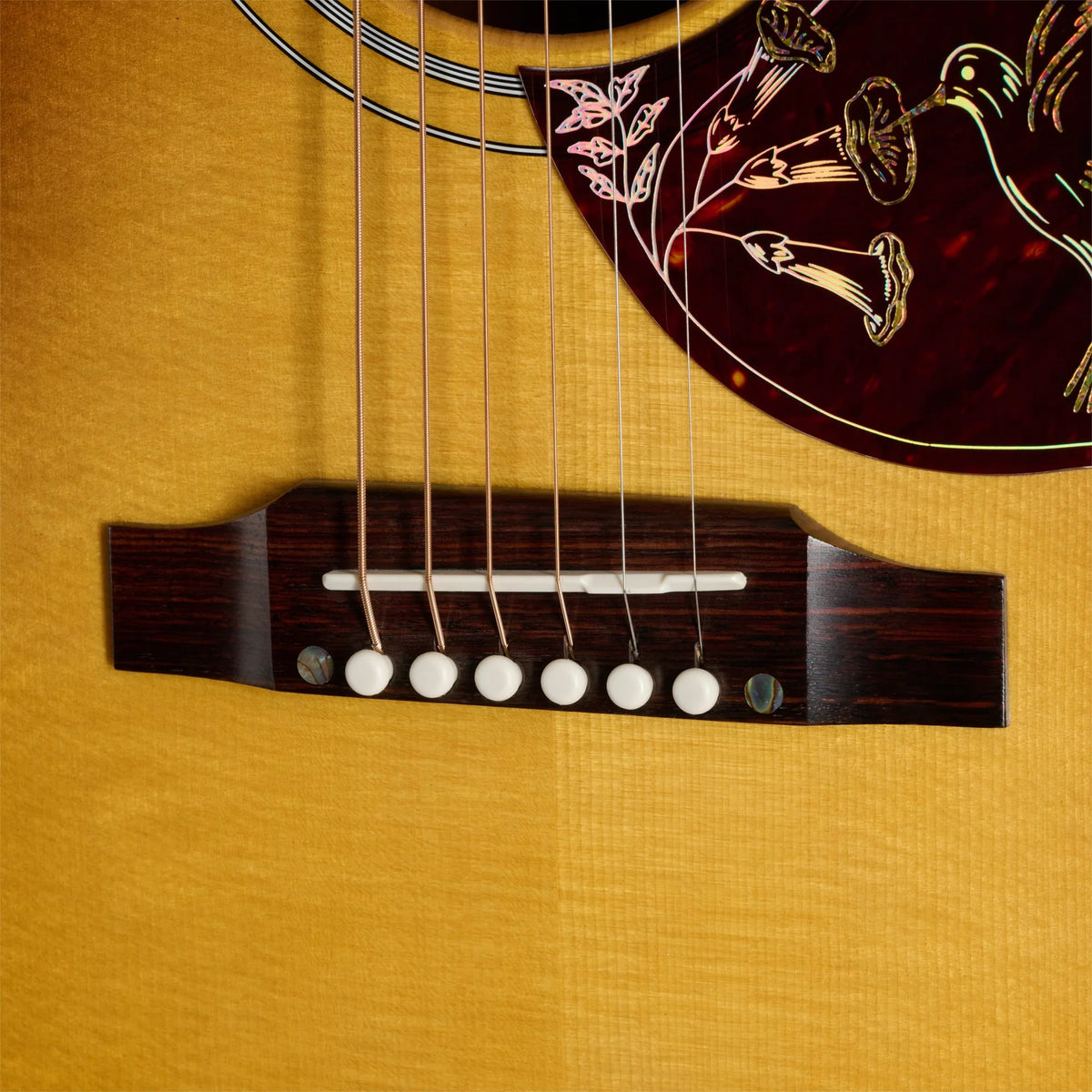 Đàn guitar acoustic Gibson Custom Hummingbird Elegant Koa màu Honey Burst – cận lỗ thoát âm và ngựa đàn