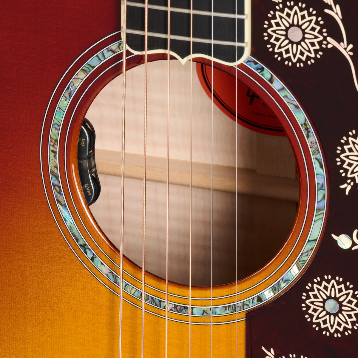 Đàn guitar acoustic Gibson Custom SJ-200 5A Maple màu Wildfire Burst – cận hoa văn viền lỗ thoát âm (rosette)