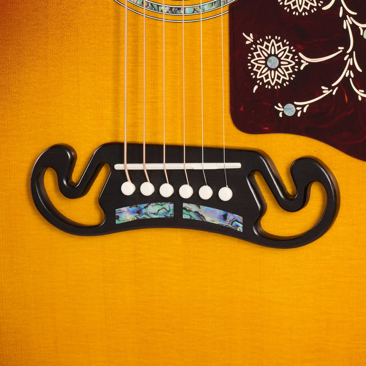 Đàn guitar acoustic Gibson Custom SJ-200 5A Maple màu Wildfire Burst – cận lỗ thoát âm và ngựa đàn