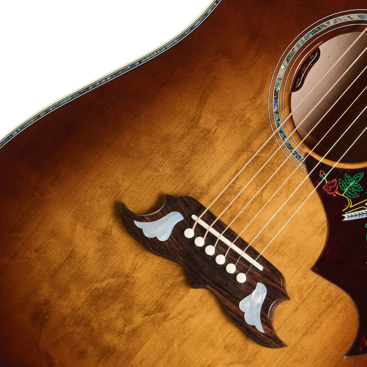 Đàn guitar acoustic Gibson Dove Anniversary Limited Edition màu Cremona Burst – cận lỗ thoát âm và ngựa đàn