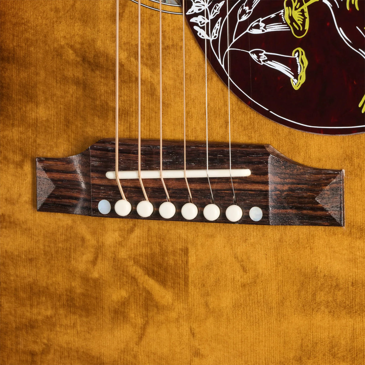 Đàn guitar acoustic Gibson Hummingbird Anniversary Limited Edition màu Cremona Burst – cận lỗ thoát âm và ngựa đàn (góc 2)