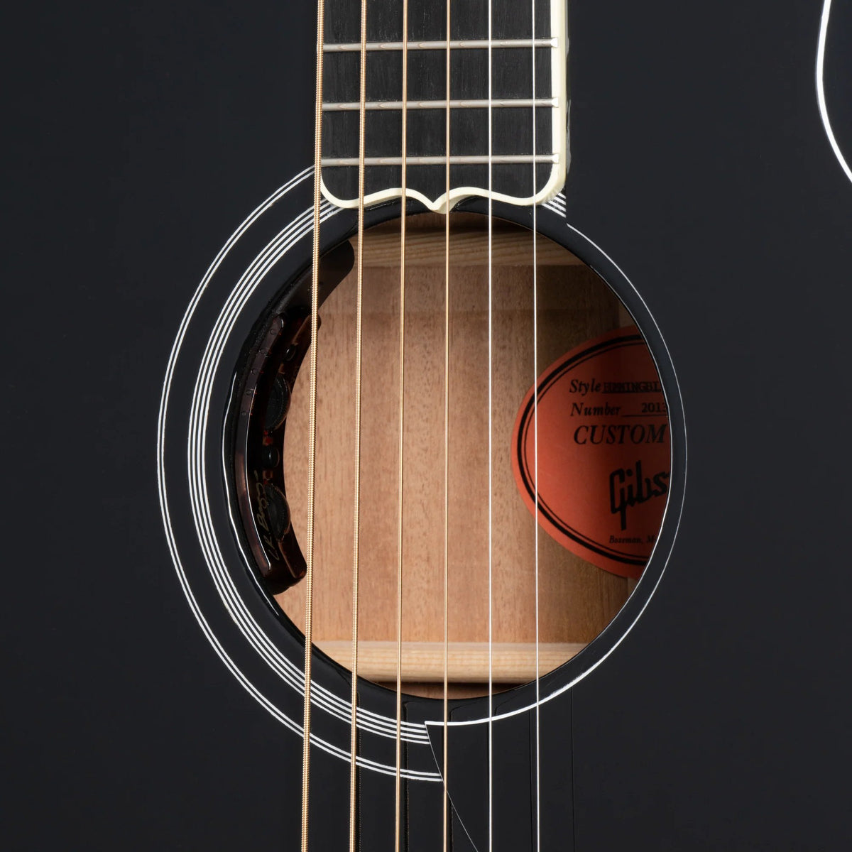 Đàn guitar acoustic Gibson Hummingbird Custom màu Ebony – cận hoa văn viền lỗ thoát âm (rosette)
